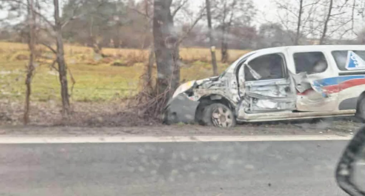 Ambulans do transportu krwi w Barcinie zahaczył o naczepę ciężarówki i uderzył w drzewo