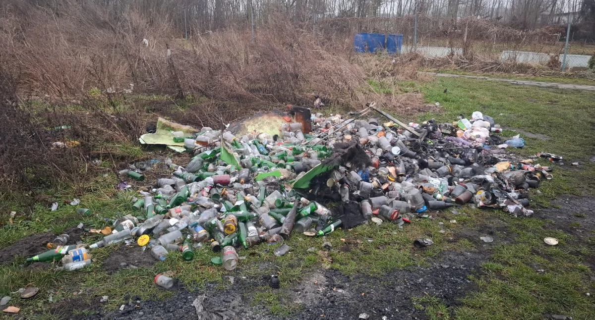 Nocny pożar kontenera w Cerekwicy. Bylo słychać wybuchy i pękające szkło