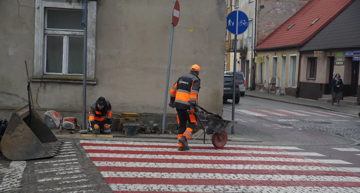 Niedowidzący będą bezpieczniejsi na ulicach Żnina. Doświetlone przejścia i płytki wskażnikowe