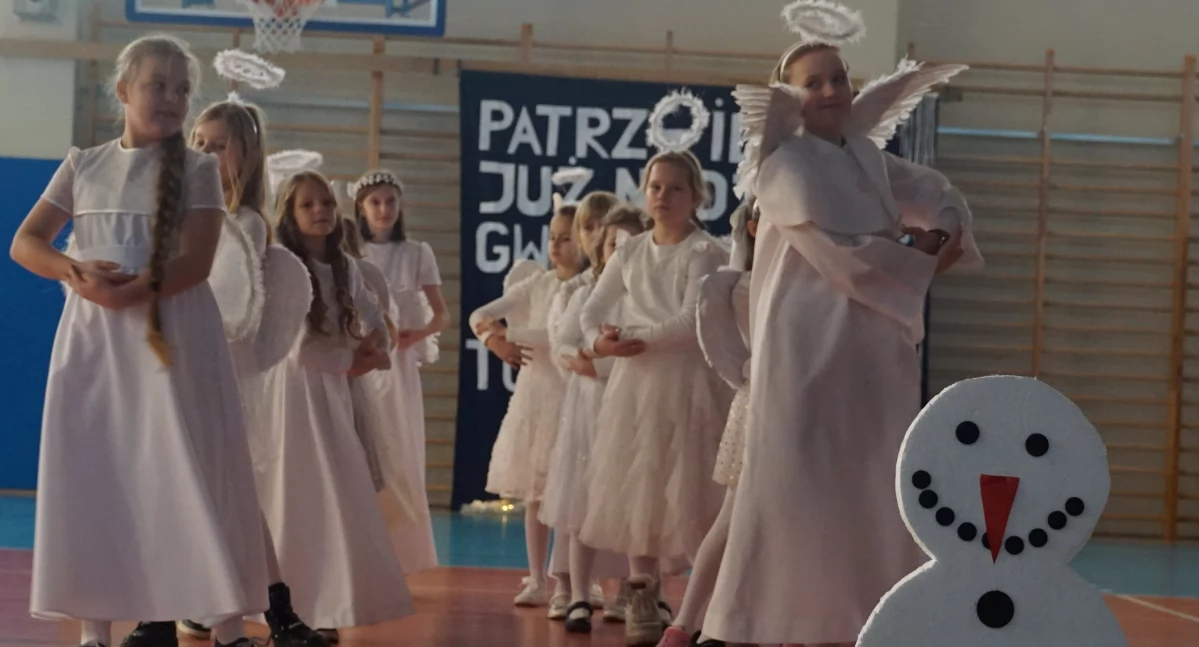 Jasełka w żnińskiej dwójce - spektakularny układ taneczny zastępu aniołów