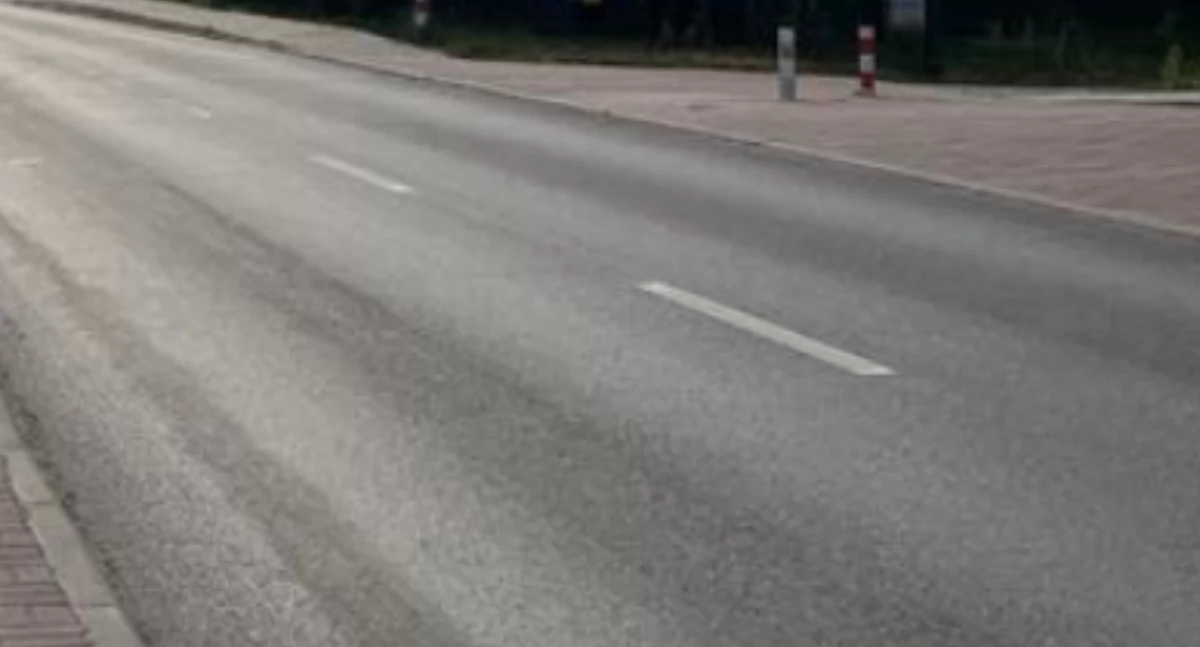 Chodnika w Królikowie nie będzie, a dziura w asfalcie zostanie jedynie oznakowana.