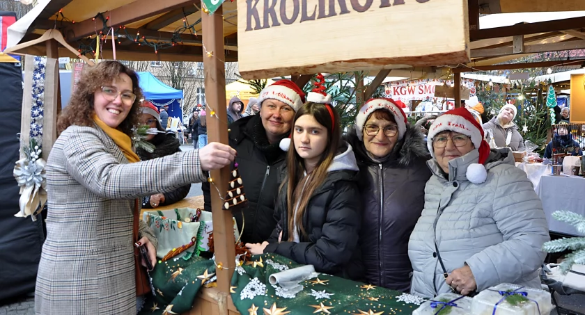 Świąteczny jarmark na rynku w Szubinie pełen muzyki, śpiewu i domowych pyszności.