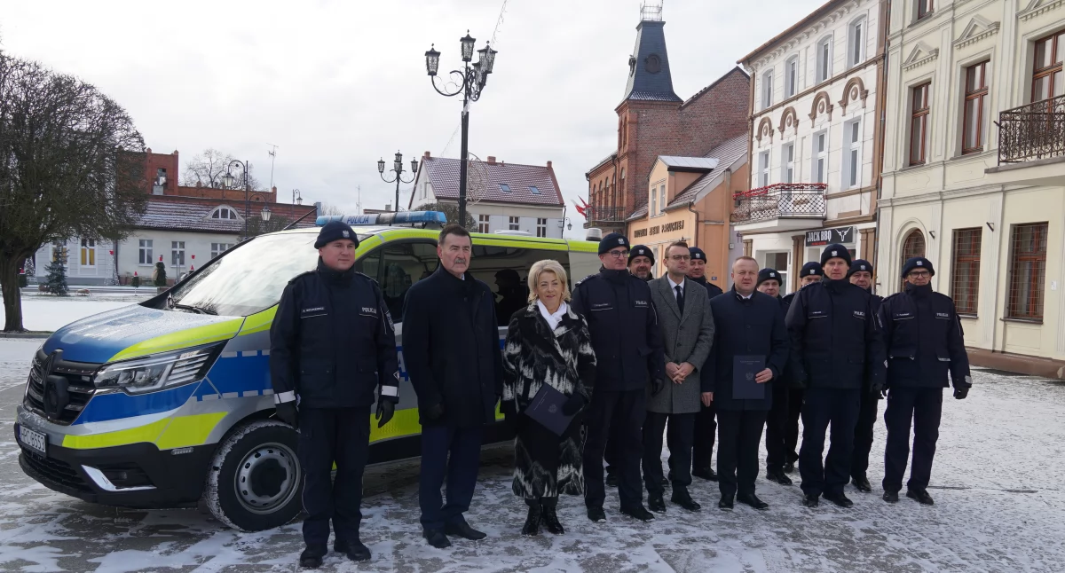 Gmina Żnin i Powiat Żniński z prezentem dla policji. Nowy radiowóz w KPP Żnin (zdjęcia+film)