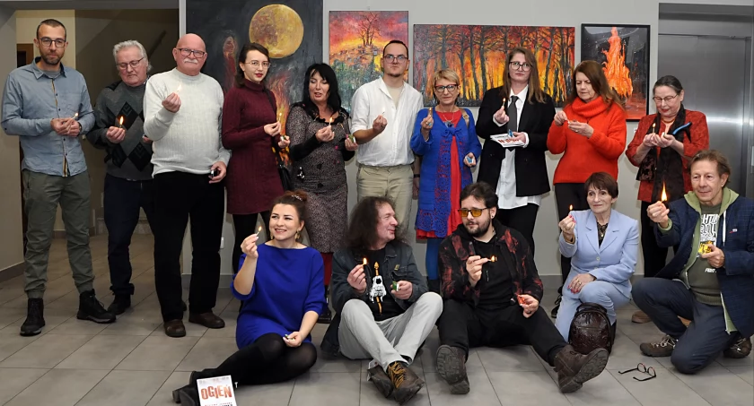 „Ogień” w Szubińskim Domu Kultury jako impuls twórczy – wernisaż Grupy Plama’s