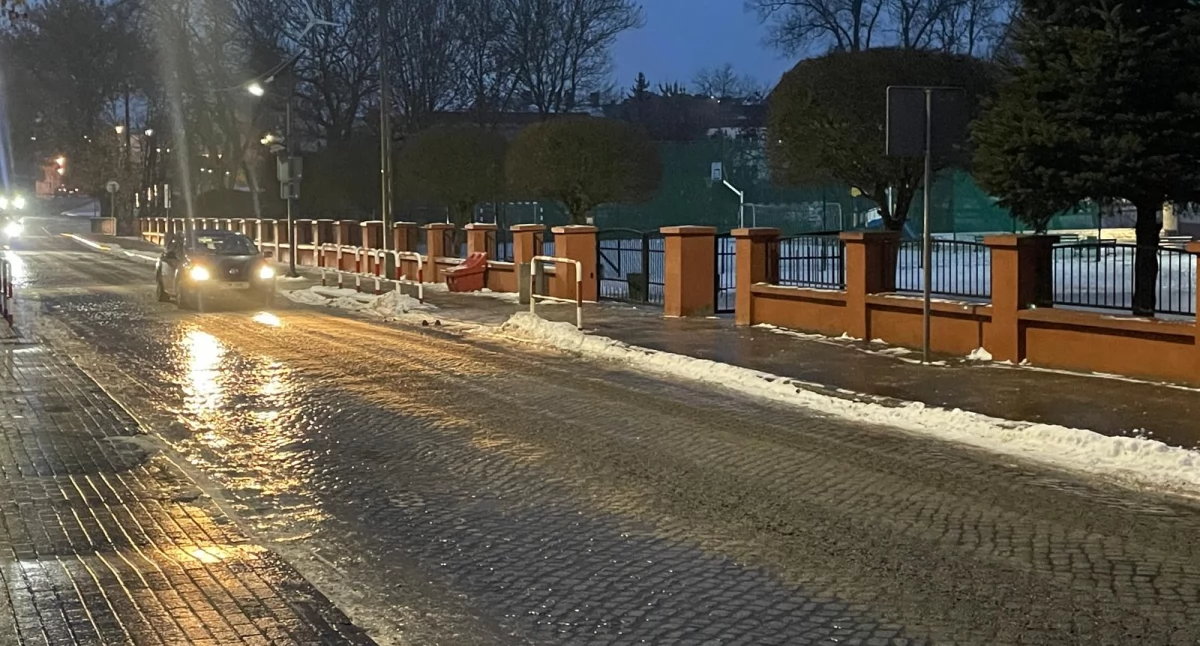 Masakra na drogach, chodnikach i podwórkach, autobusy szkolne odwołane