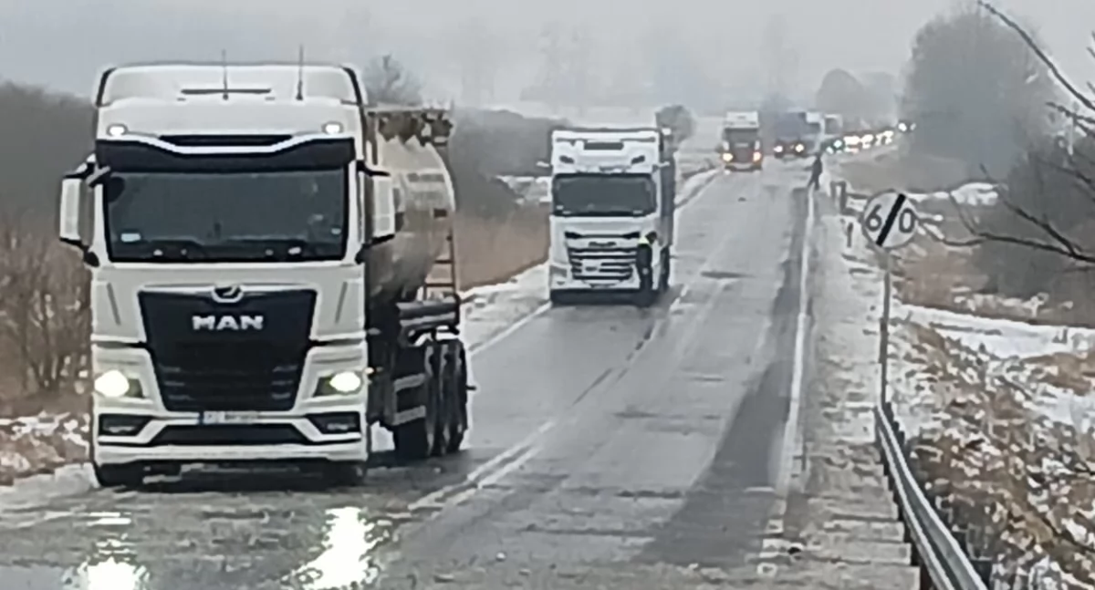 Ciężarówki ślizgały się na drodze w Pturku. Teraz sytuacja została opanowana