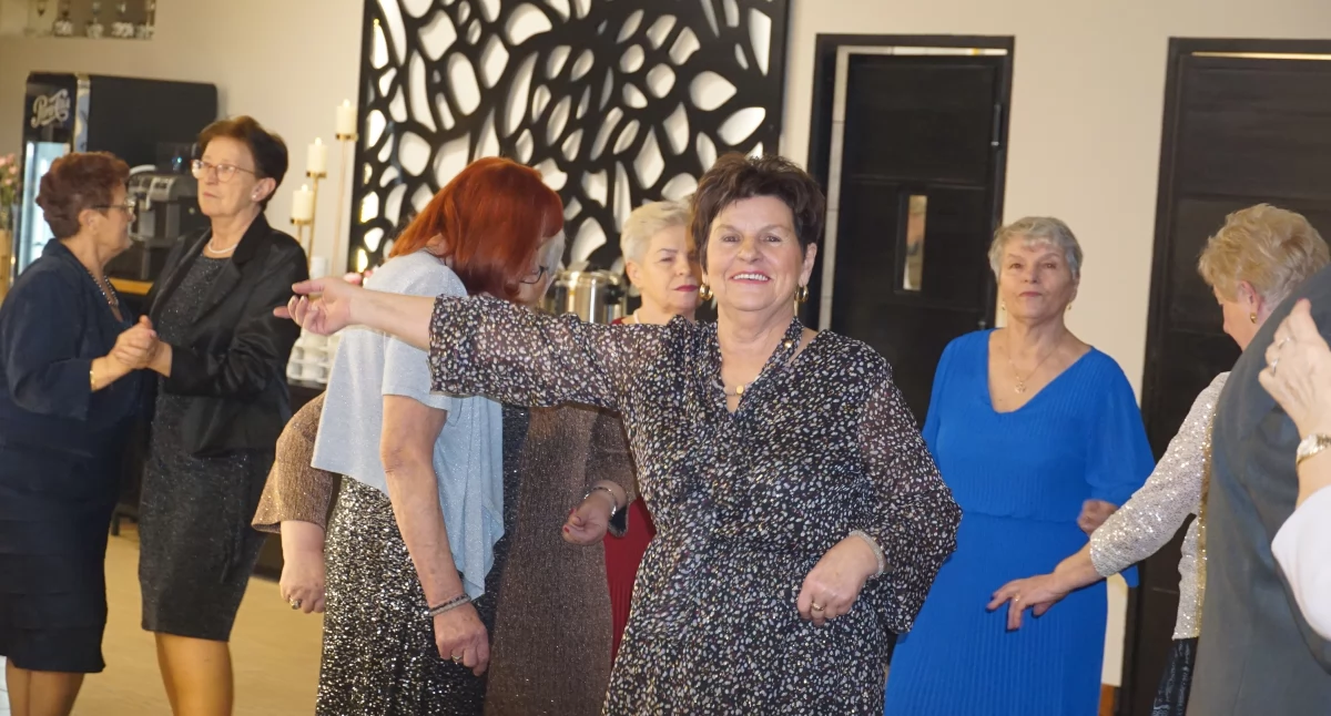 Zabawa emerytów i rencistów w Żninie połączona z Dniem Babci i Dziadka (fotogaleria)