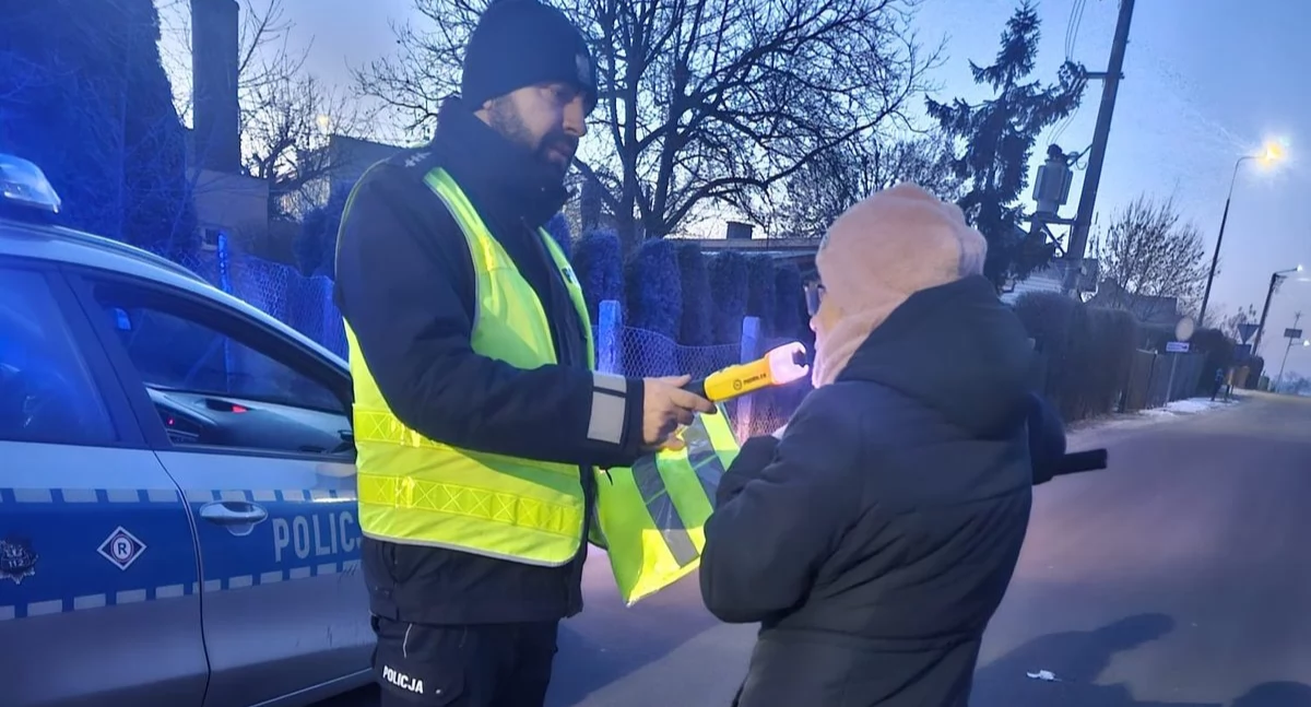 Policjanci rozdawali opaski i kamizelki odblaskowe, by piesi świecili przykładem