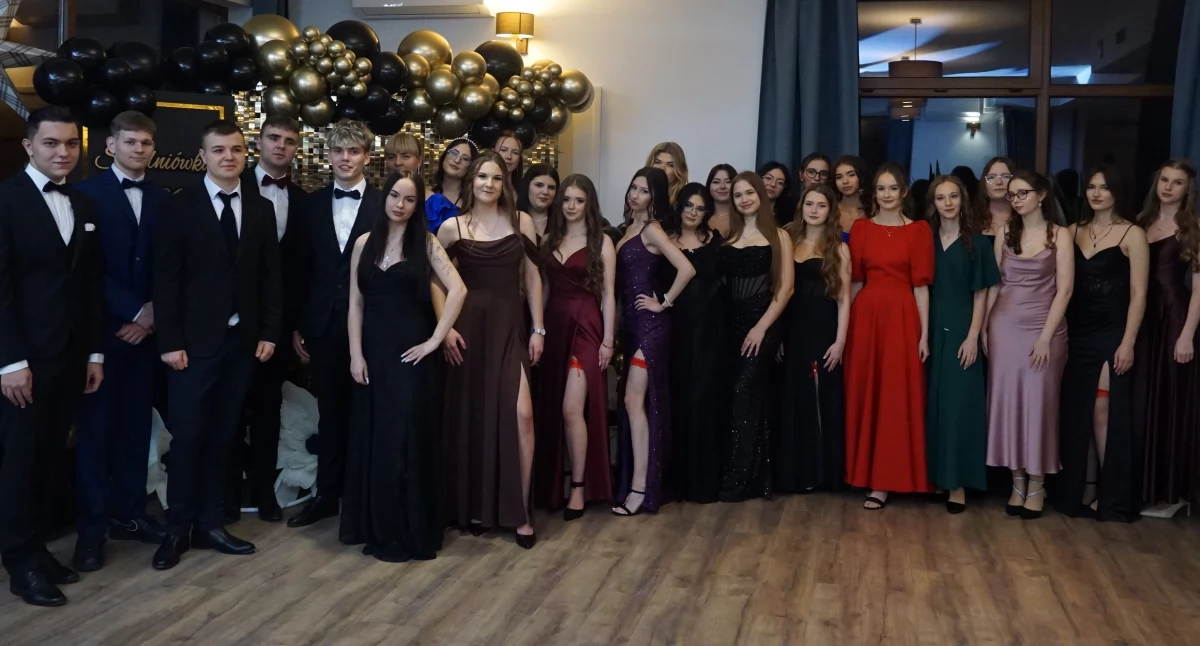 Studniówka LO w Barcinie. Parkiet zdzierają w Zdziersku (fotogaleria)