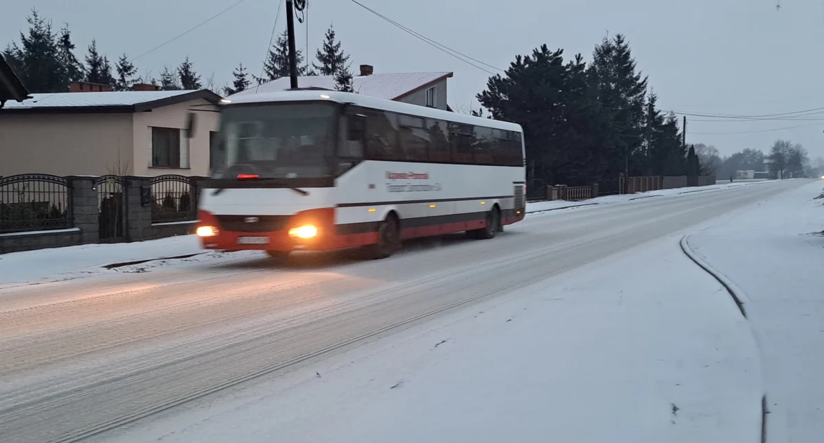 Autobusy rejsowe żnińskiego K-PTS  wyjechały rano na trasy, ale warunki na drogach pogarszają się