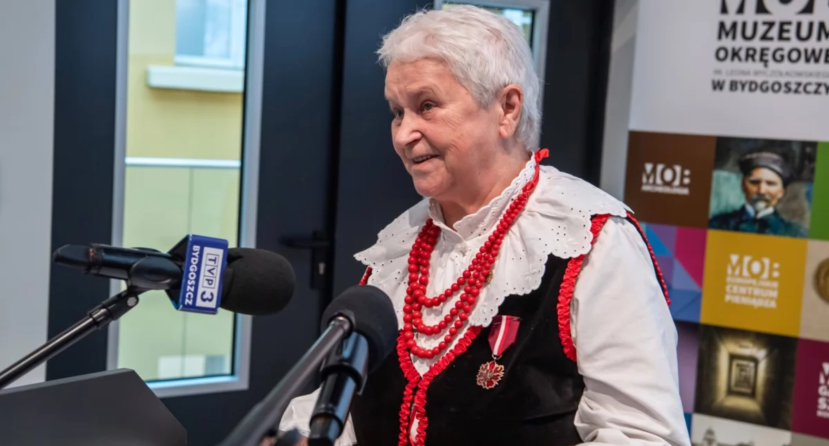 Krystyna Ługiewicz z Brązowym Medalem Zasłużony Kulturze Gloria Artis. Wielki triumf haftu pałuckiego