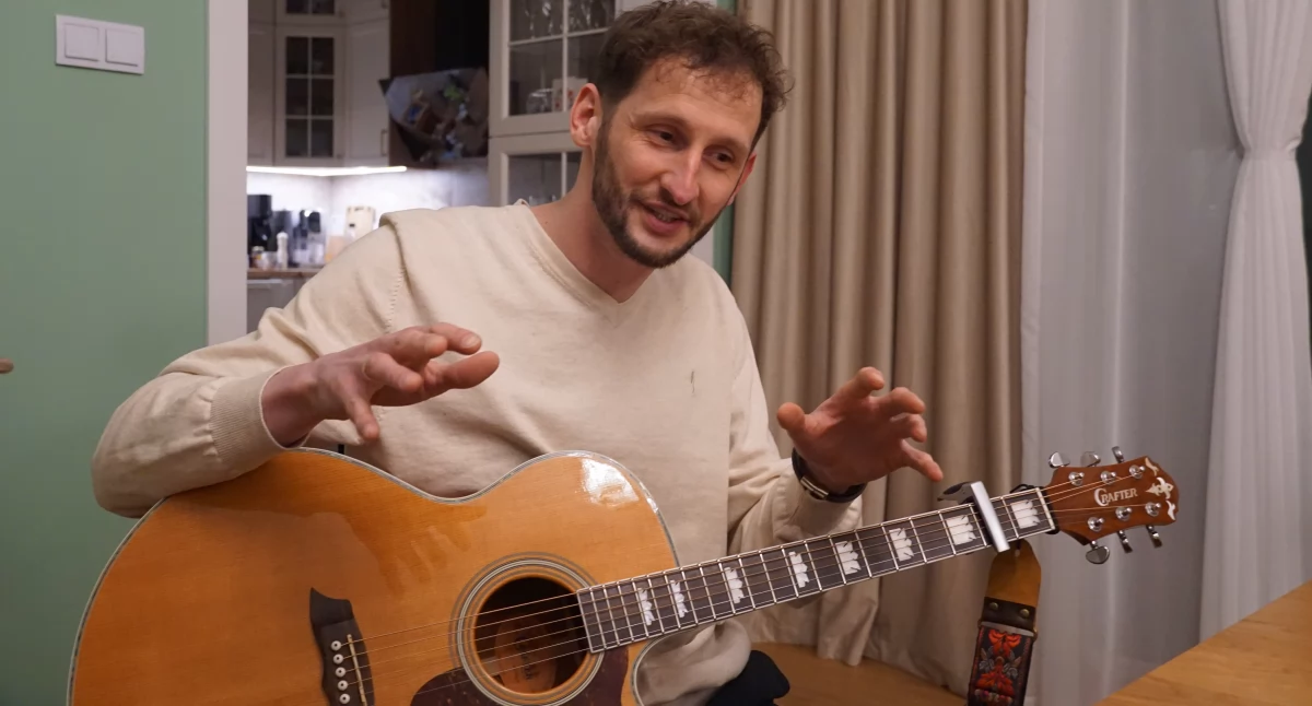 Prezes OSP Barcin i jego gitara. Pisze i nagrywa o tym, co w życiu ważne. Wkrótce wyda album. Posłuchaj jego muzyki