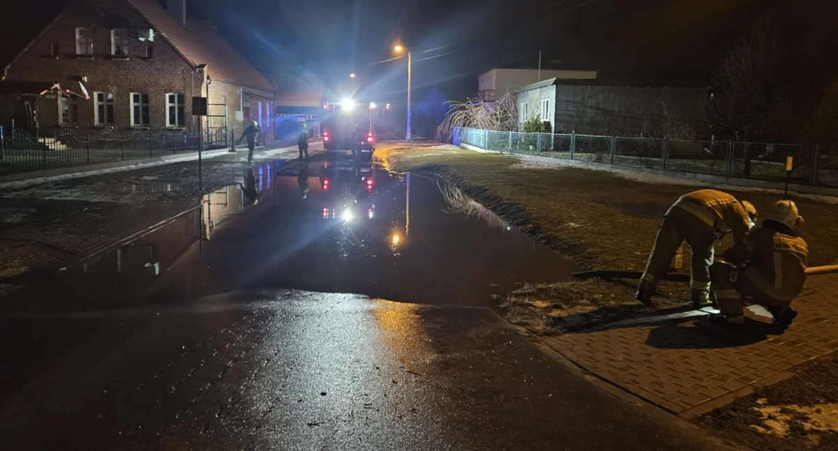 Zalana droga gminna w Kani. Na ratunek pojechali strażacy z Barcina i Mamlicza