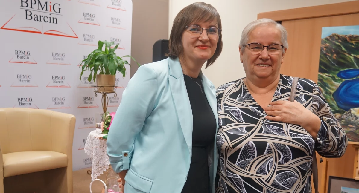 Malarska podróż Karoliny Grochowiak. Wystawa prac Barcinianki w miejscowej książnicy (fotogaleria)