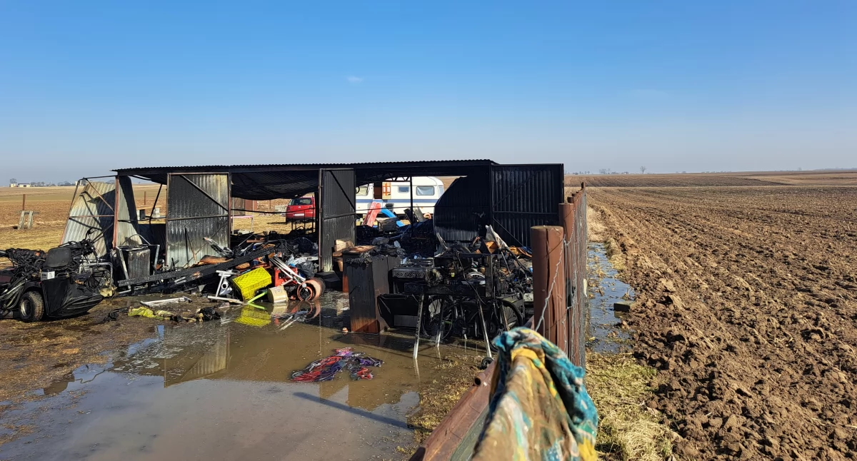 5 zastępów straży gasiło pożar garażu ze sprzętem mechanicznym w Złotowie