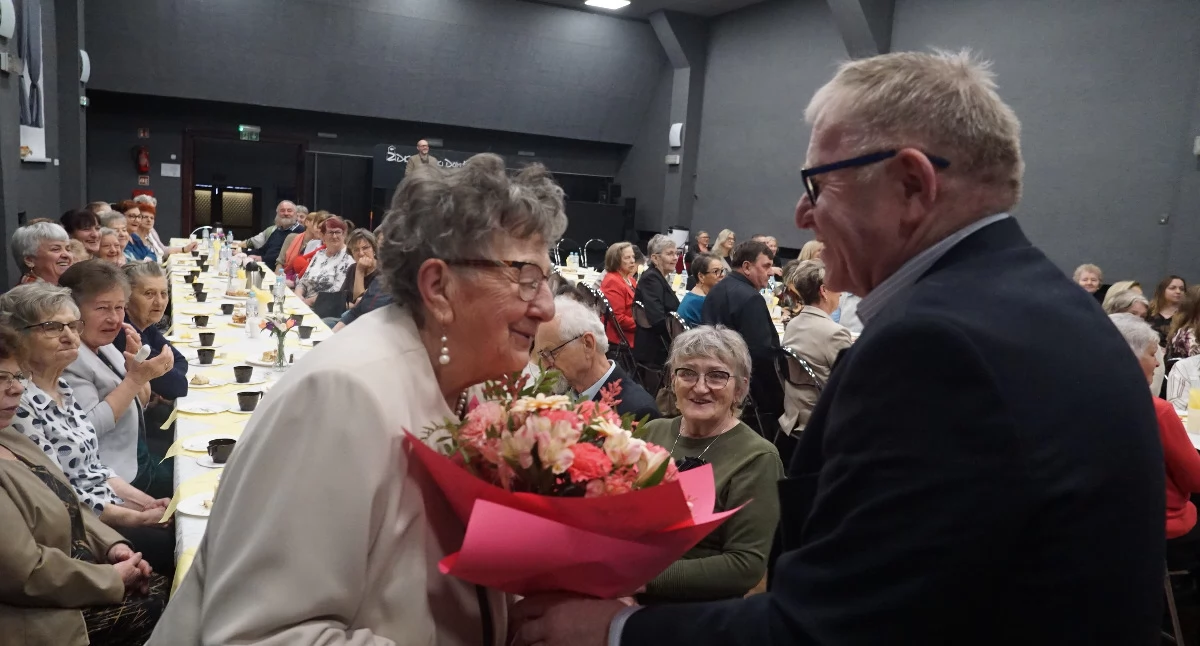 Gminna Rada KGW i przedstawiciele środowisk wiejskich Dzień Kobiet świętowali w ŻDK. Dla pań zaśpiewał Zbigniew Zaranek (zdjęcia+film)