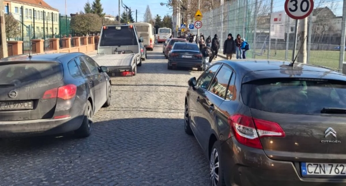Czy wyłączanie parkingu, gdy pod jedynkę w Żninie podjeżdża autobus to dobry pomysł?