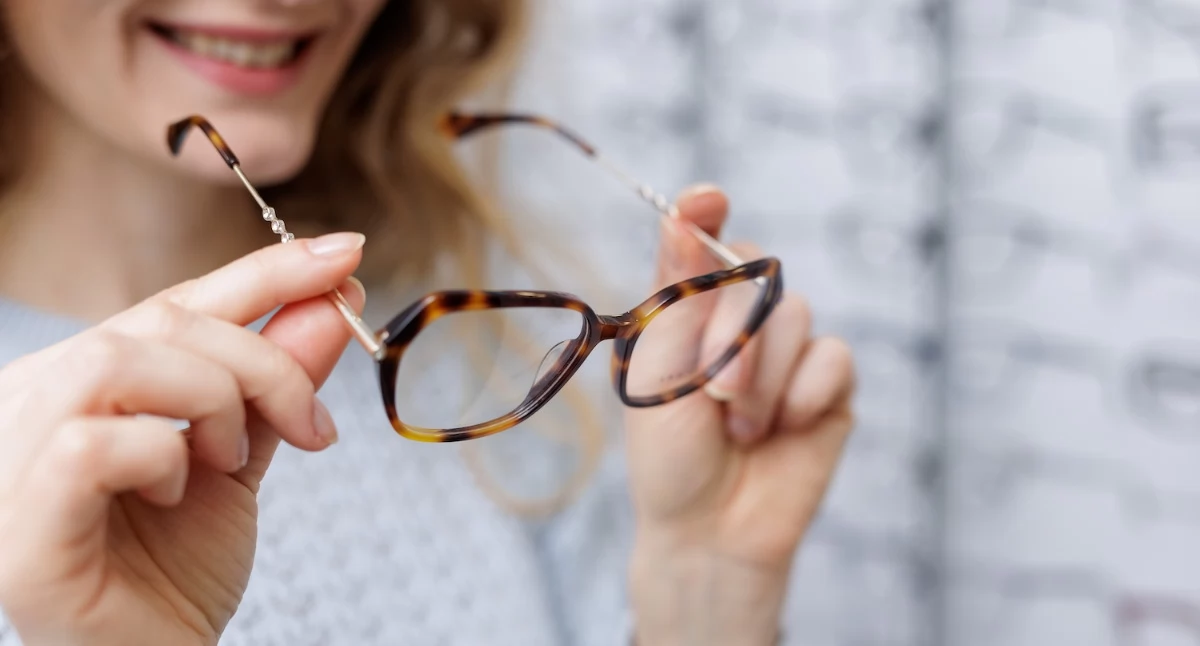 Sklep z oprawkami – jak idealnie dobrać okulary, nie wychodząc z domu