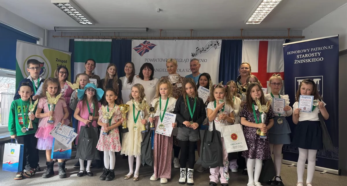 Julia Osmólska z SP 5 Żnin z Grand Prix powiatowego przeglądu piosenki angielskiej w Barcinie (zdjęcia)