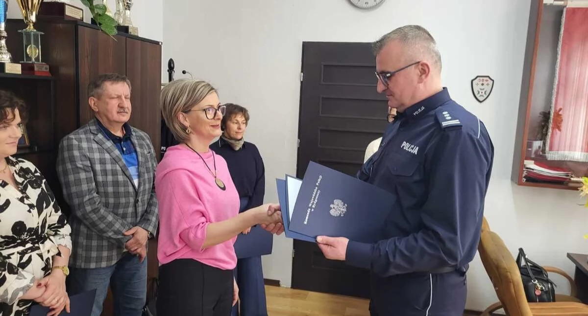 Komendanci żnińskiej policji podziękowali odblaskowym szkołom