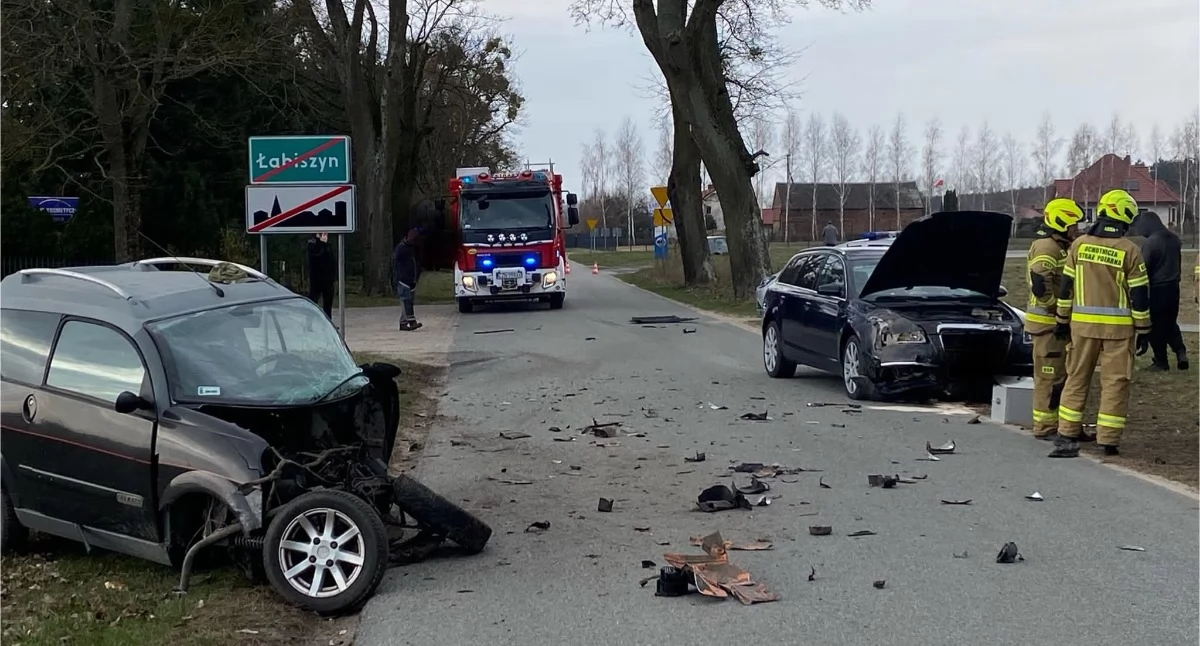 Zderzenie mikrosamochodu z audi w Łabiszynie. 71-latek w szpitalu