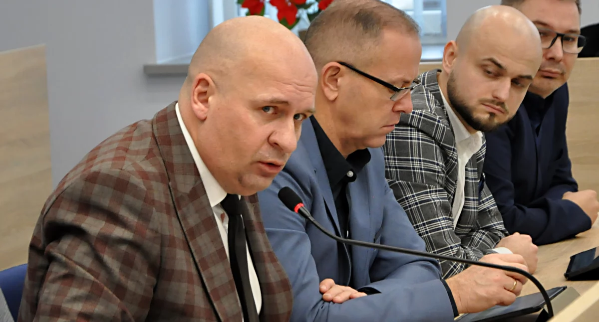 Pięcioosobowy skład komisji rewizyjnej przy szubińskiej radzie miejskiej. Zrezygnował z członkostwa radny Artur Krajewski 
