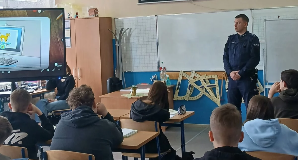 Policjant w barcińskiej szkole. O przemocy rówieśniczej i odpowiedzialności prawnej nieletnich