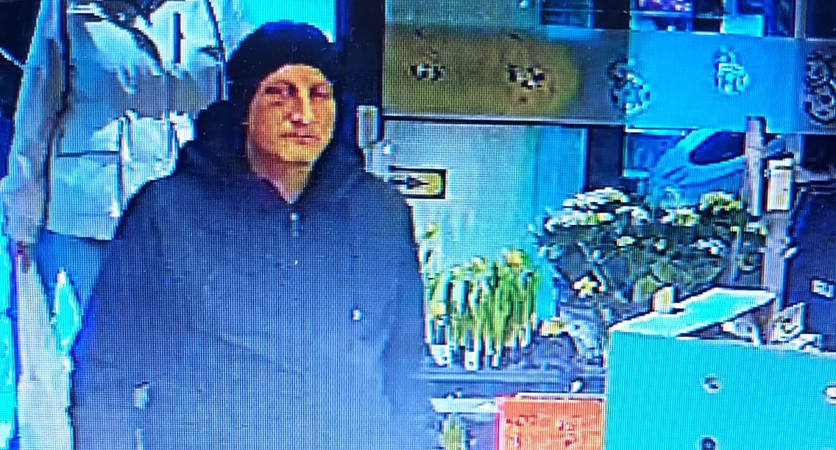  Policjanci proszą o pomoc w identyfikacji sprawcy kradzieży dokonanej w Janowcu Wielkopolskim