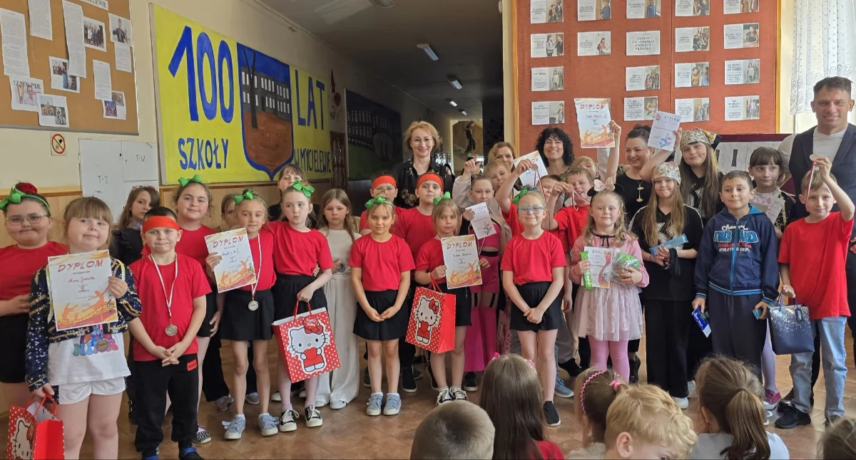 Emocje, ekspresję oraz wielkie umiejętności pokazali najmłodsi uczniowie z Mycielewa. Nina Jarecka oraz Iza Kamińska to najlepsze solistki