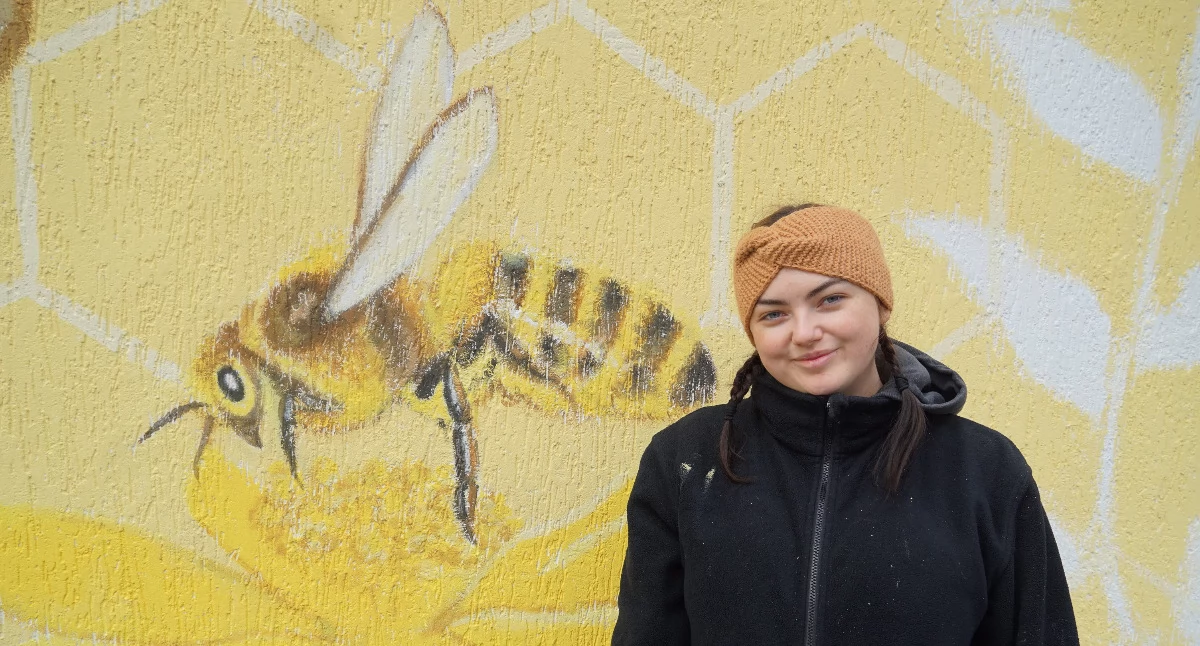 Studentka ze Złotowa maluje mural na Przedszkolu nr 3 w Barcinie. To jej praca dyplomowa