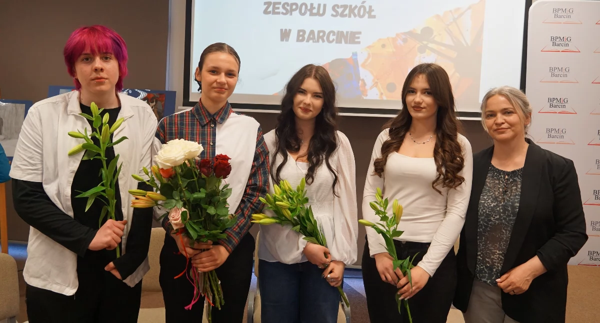 Potęga młodzieńczej pasji. Wernisaż wystawy prac uczniów Zespołu Szkół w Barcinie (fotogaleria)