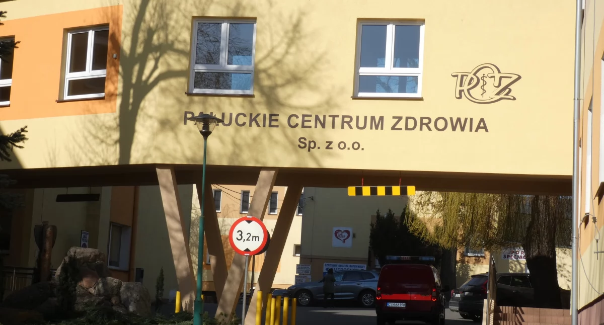 Trudne chwile starszej pani w czasie powrotu ze szpitala w Żninie
