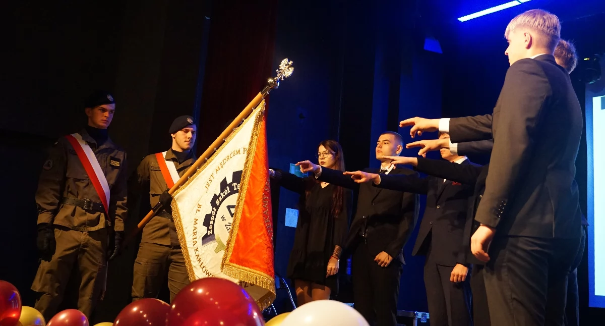 Uroczystość zakończenia edukacji klas piątych w Zespole Szkół Technicznych w Żninie (fotogaleria)