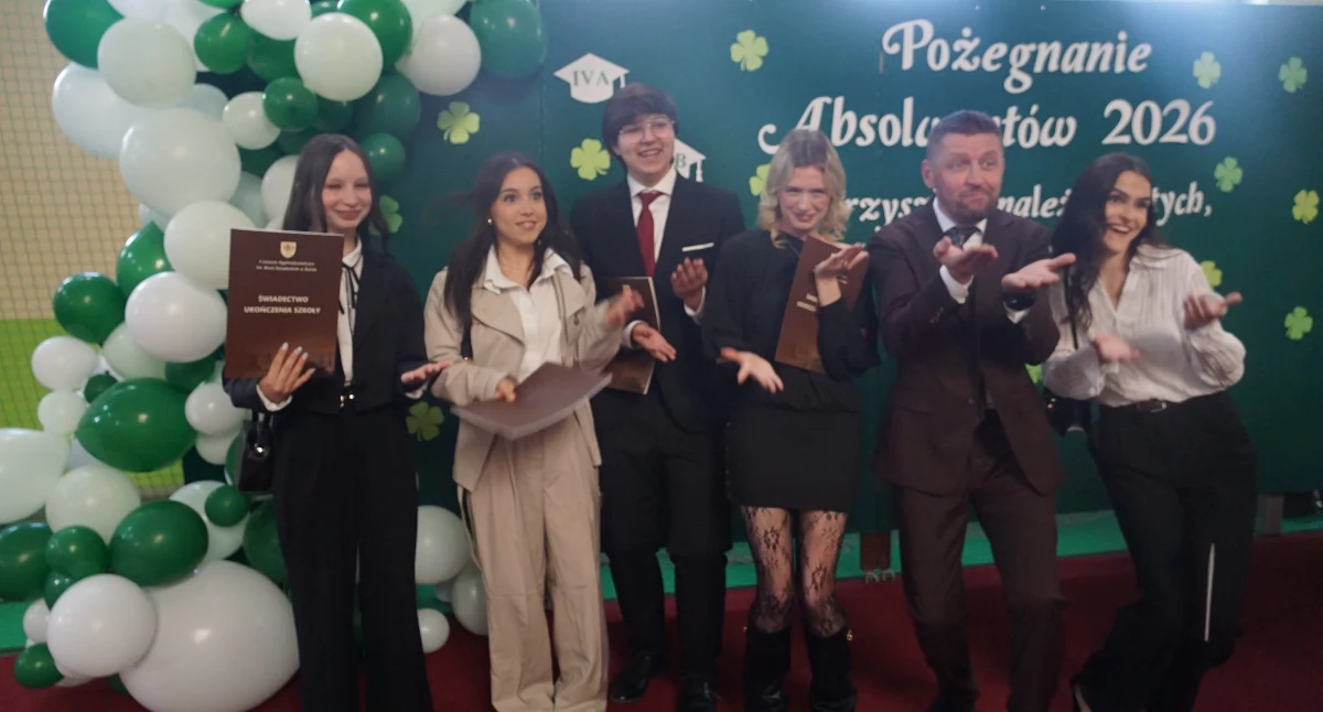 139 maturzystów ze żnińskiego liceum odebrało świadectwa (fotogaleria)