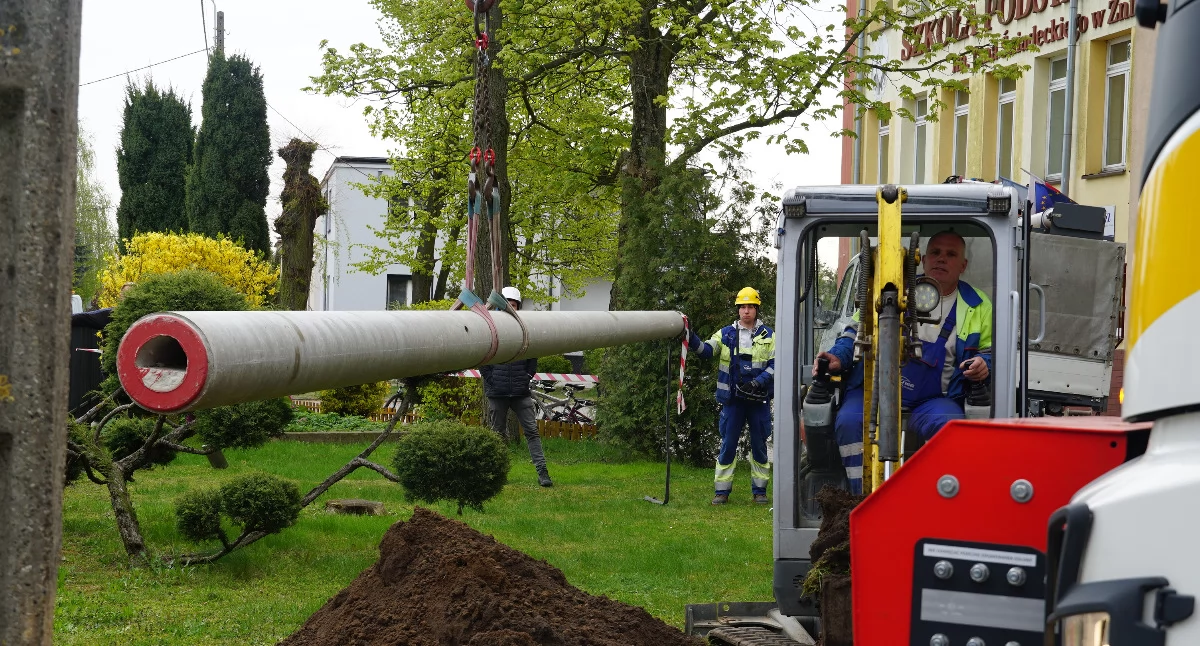 W wakacje powstanie zatoczka przy żnińskiej dwójce. Dzisiaj Enea przestawia słup oświetleniowy