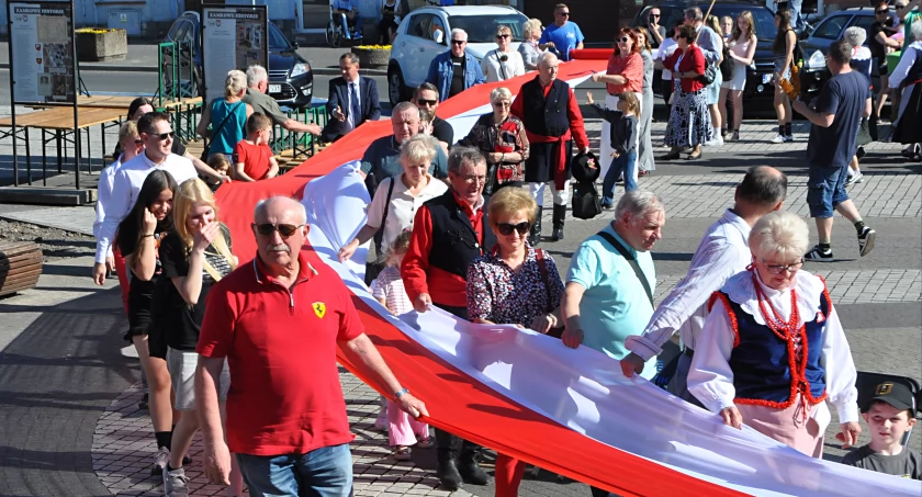 Szubin świętuje Dzień Flagi – uroczystości na rynku pełne patriotyzmu i muzyki