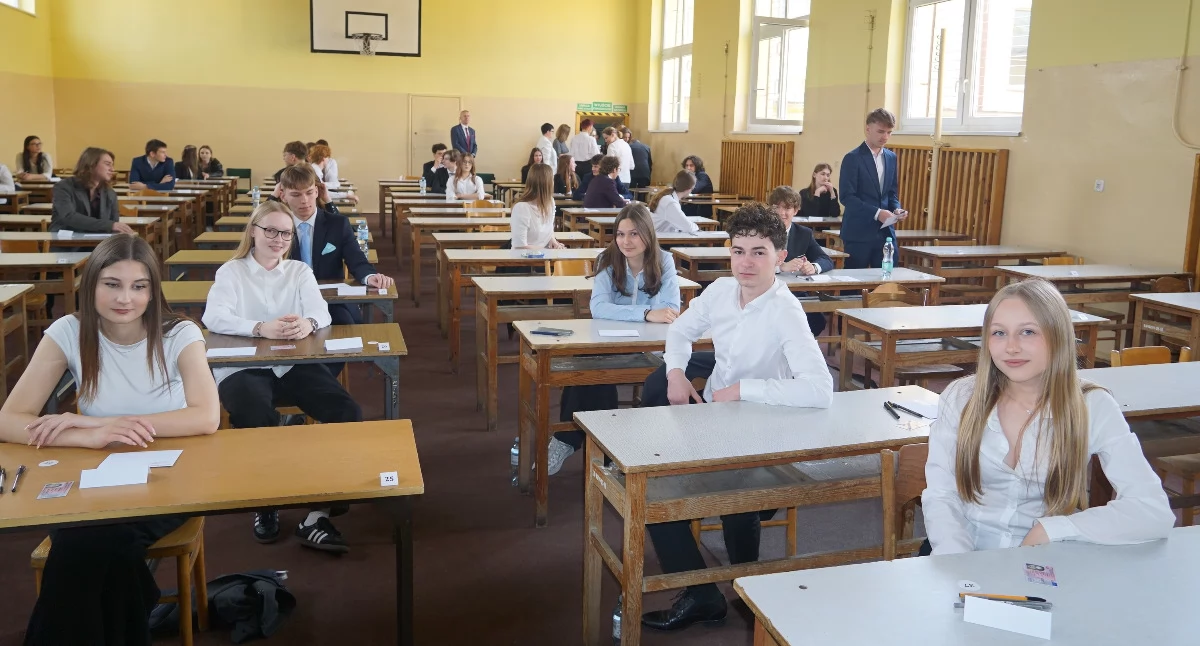 Rozpoczęły się matury 2026. Zobacz, w jakich nastrojach do egzaminu przystępują abiturienci w żnińskim LO (zdjęcia+film)