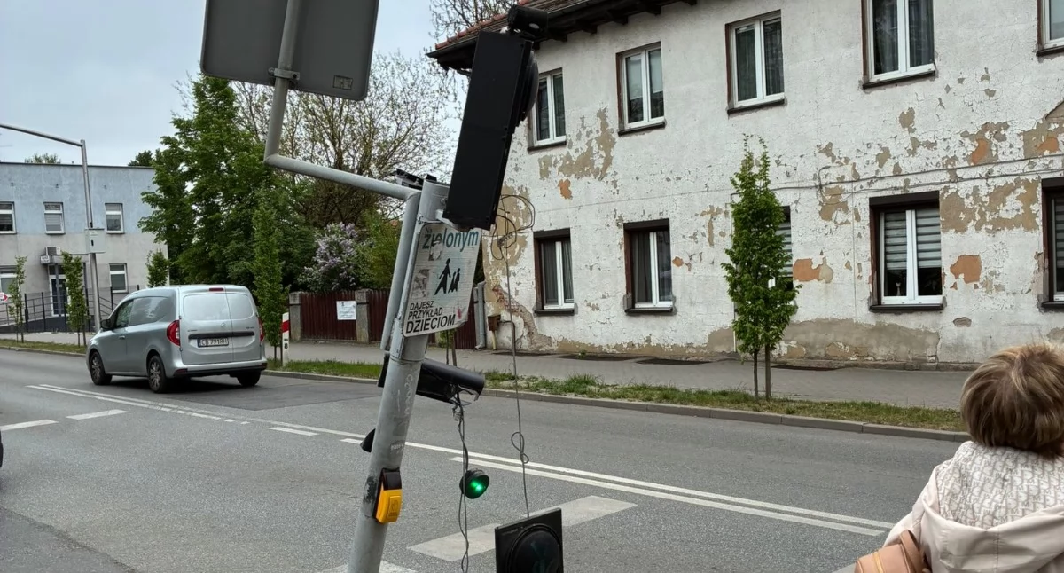 Sygnalizator na ul. Mickiewicza wyrwany z kablami. Policjanci szukają świadków (zdjęcia)