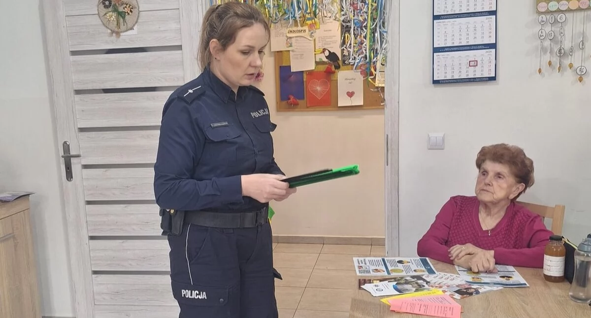 Policjantka w Dziennym Domu Aktywny Senior uczyła, jak ustrzec się przed oszustami