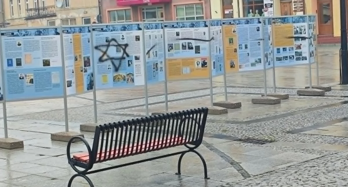 Zniszczona wystawa historyczna na żnińskim rynku. Muzeum zawiadomiło policję