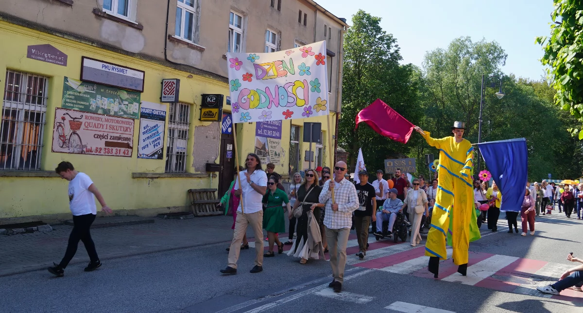 Dzień Godności w Barcinie. Kolorowy przemarsz ulicami i feta w ŚDS (zdjęcia+film)