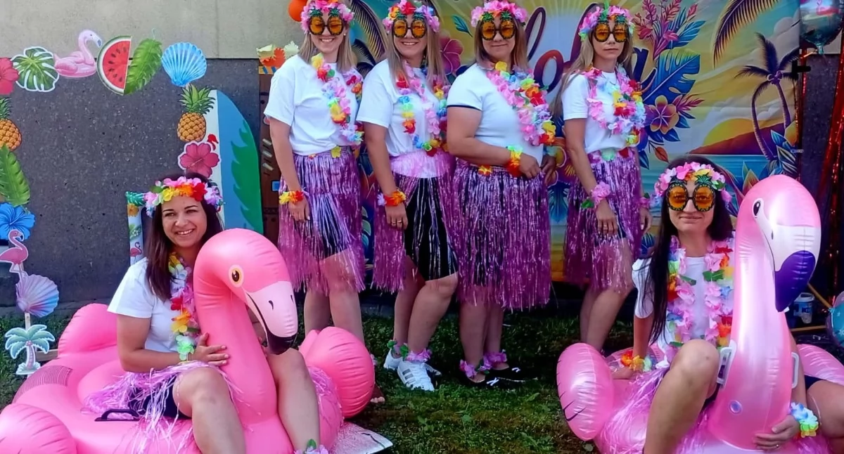 Hawajski Dzień Dziecka w przedszkolu cukrowniczym. Stich, dmuchańce i mamy w tańcu hula(zdjęcia+film)