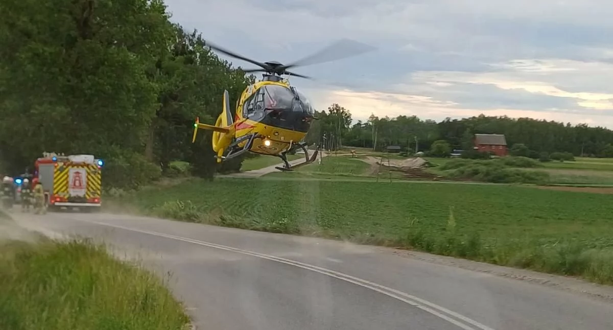 Crossowiec bez uprawnień wypadł z brukowanej drogi. Śmigłowiec LPR zabrał  go do szpitala