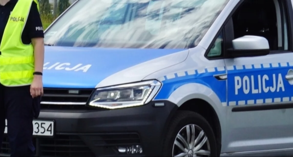 Zjechał z drogi i uderzył w ogrodzenie posesji w Murczynie. Kierowca po użyciu alkoholu, pasażer w szpitalu