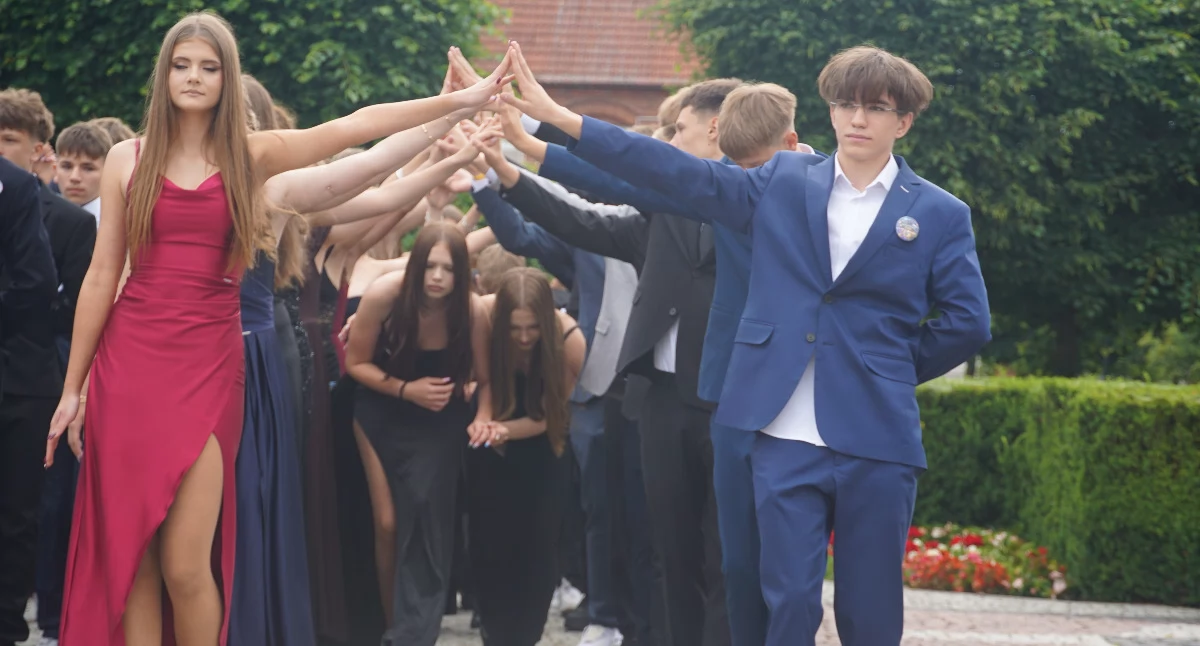 Polonez ósmoklasistów na starym rynku w Barcinie (zdjęcia, film)
