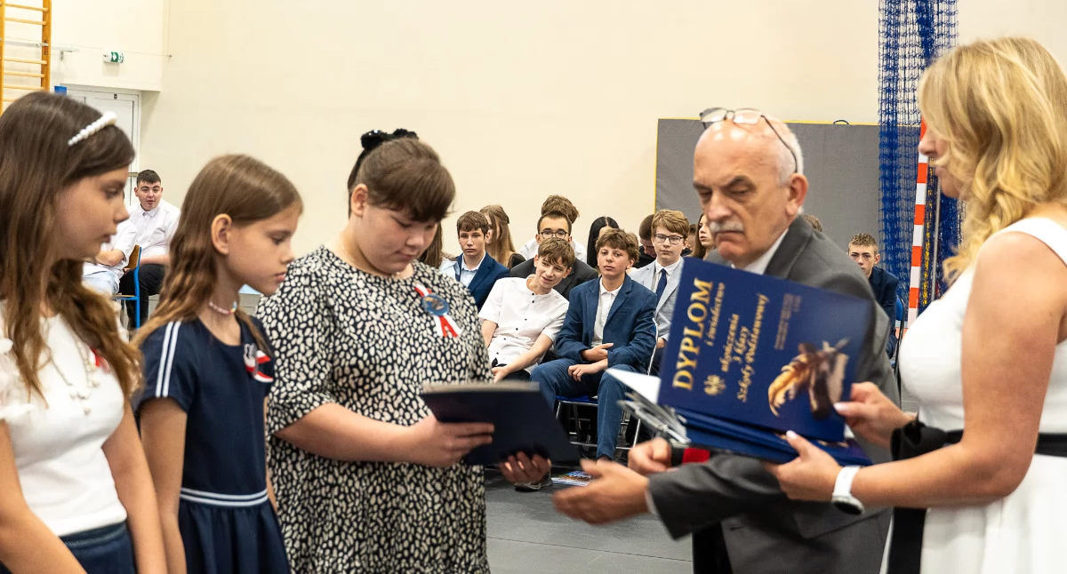 Pierwsza część galerii uporządkowanych zdjęć z zakończenia ósmych klas w SP 2 w Żninie