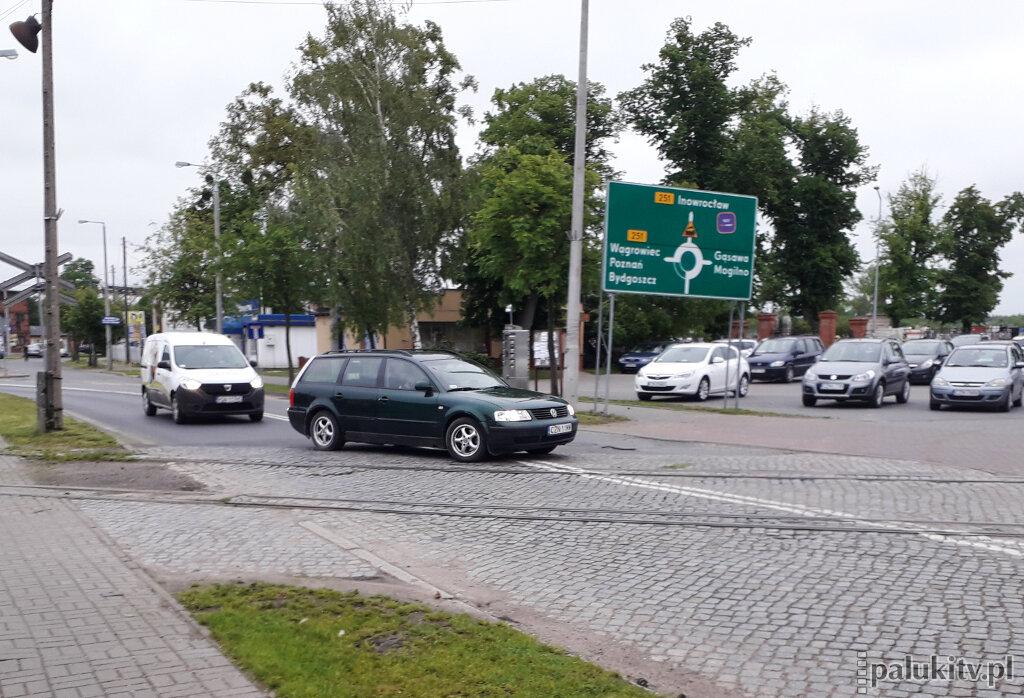 Podwójna ciągła dla skręcających na cmentarz