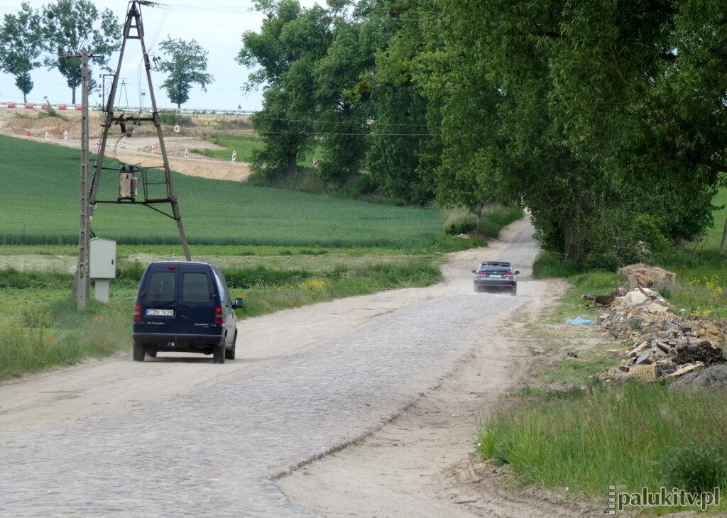 Z ekspresówki po kocich łbach lub po piasku