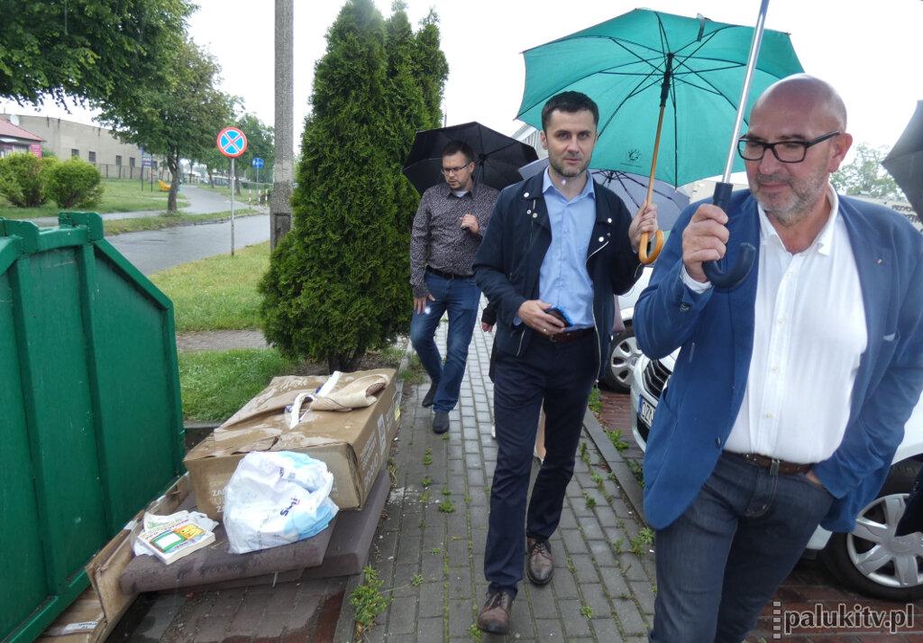 Radni chodzili po osiedlu