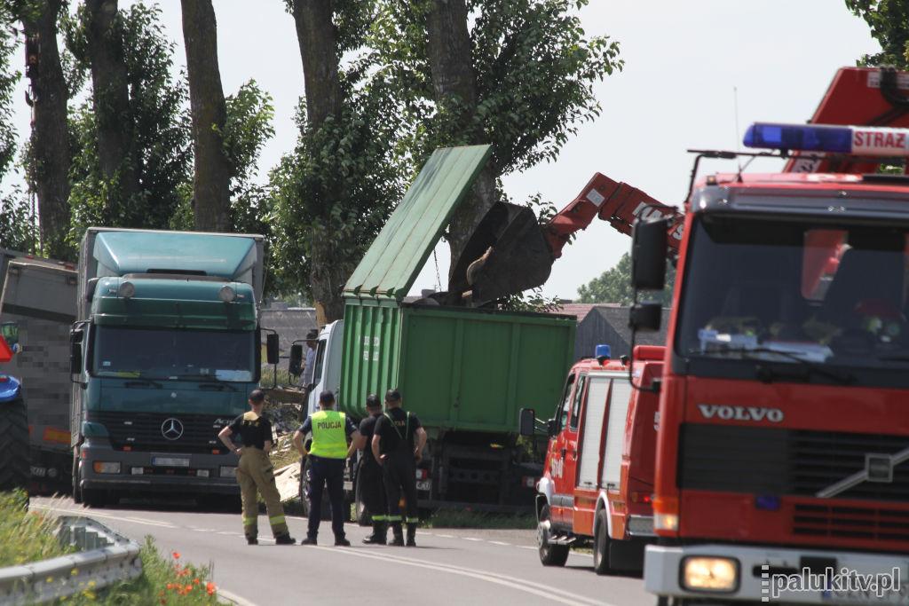 Naczepa ze 180 świniami wbiła się w skarpę